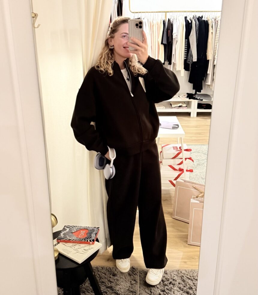Костюм COEUR Travel Zip в шоуруме 10motifs, свитшот застёгнут